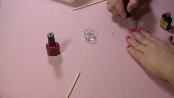 Maniküre-Spezialist legte eine Schicht transparenten Nagellack auf die behandelten Nägel — Stockvideo