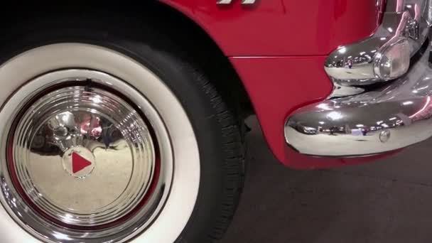 Sint-Petersburg, Rusland-10 januari 2015 Amerikaanse tentoonstelling van oldtimers "Muscle Car Show" schieten close-up Chrome Vintage auto Hudson Hornet 1952 release — Stockvideo