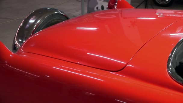 サンクトペテルブルク、ロシア-2015年1月10日アメリカのヴィンテージカー「マッスルカーショー」カーキャデラックエルドラド1954赤コンバーチブルのアメリカの展示会。トップビュー。50 fps — ストック動画