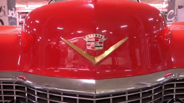 SAINT-PETERSBURG, RUSIA-10 de enero de 2015 Exposición americana de coches antiguos "Muscle Car Show" Logo CADILLAC close-up and ornament brand ELDORADO 1954 lanzamiento — Vídeo de stock