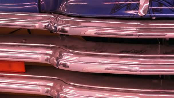 Санкт-Петербург, Росія-10 січня 2015 американська виставка старовинних автомобілів "м'язова автомобільна шоу" число класичних американських відновлених старовинних автомобілів останніх років — стокове відео