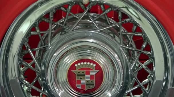 SAINT-PETERSBURG, RÚSSIA-10 de janeiro de 2015 Exposição americana de carros antigos "Muscle Car Show" Roda sobresselente com raios em um caso em um carro retro vermelho CADILLAC ELDORADO 1954 — Vídeo de Stock