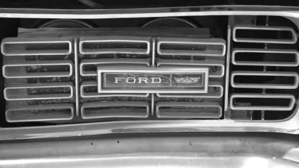 Saint-Petersburg, Ryssland-10 januari 2015 amerikansk utställning av veteranbilar "Muscle bil show" Icon Ford Ltd 1968 på den främre grillen på bilen. Svartvitt. — Stockvideo