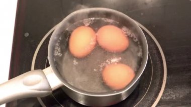 Tavuk yumurtası bir tavada bir elektrik ocakta pişirilir