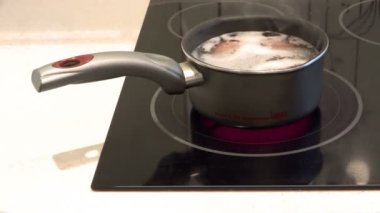 Bir tencere ayakta hob üzerinde yumurta haşlama