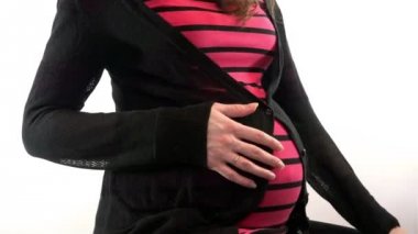 Hamile kadının karnı iskemlede okşayarak