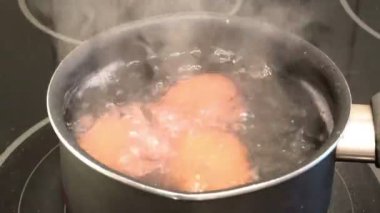 Elektrikli ocakta bir tavada yumurta pişirme süreci