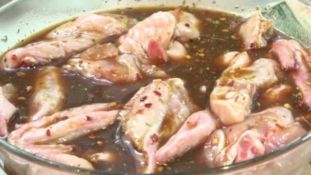 Plato de alas de pollo empapado en salsa plato transparente — Vídeos de Stock