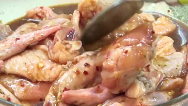 Cuire le plat de mélange et prend la sauce avec des épices sur une cuillère échantillon — Video