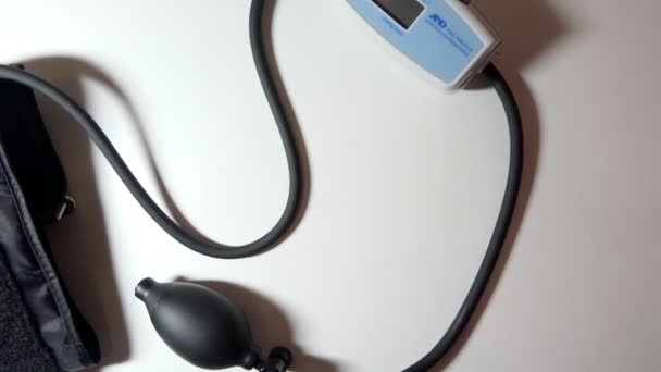 러시아, 상트페테르부르크, 2015 년 2 월 14 일-인간의 혈관의 압력을 측정 하기 위한 의료 장비 — 비디오