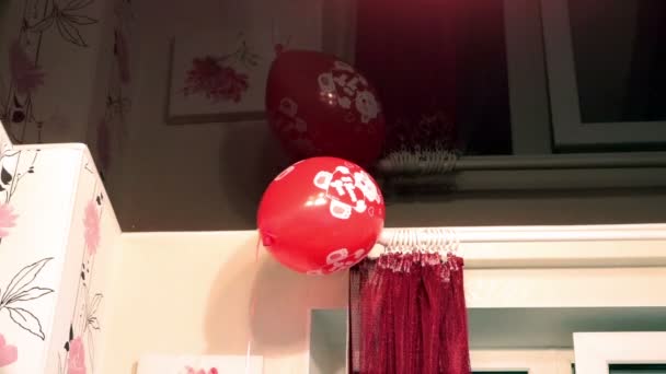 Russia, Saint-Petersburg, February 14, 2015 - Balloon soared to the ceiling — Stock Video