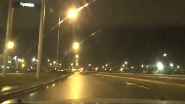 Russia, San Pietroburgo, 21 febbraio 2015 - Giro veloce sulle auto sul viale di notte — Video Stock