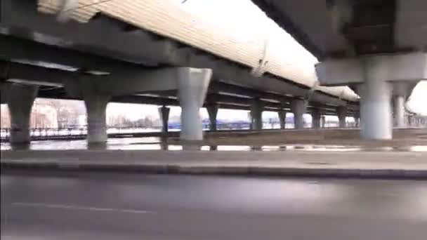 Rússia, São Petersburgo, Leninsky Prospekt, 22 de fevereiro de 2015 - Substituir a estrada pelas estruturas de apoio — Vídeo de Stock