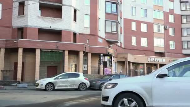 Russland, saint-petersburg, 22. februar 2015 - schießerei mit autos und parkplätzen in der umgebung — Stockvideo