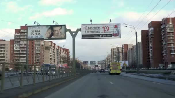 Ryssland, St Petersburg, Leninsky Prospekt, 22 februari 2015 - du kan köra längs Leninsky Prospekt på söndag tiden — Stockvideo