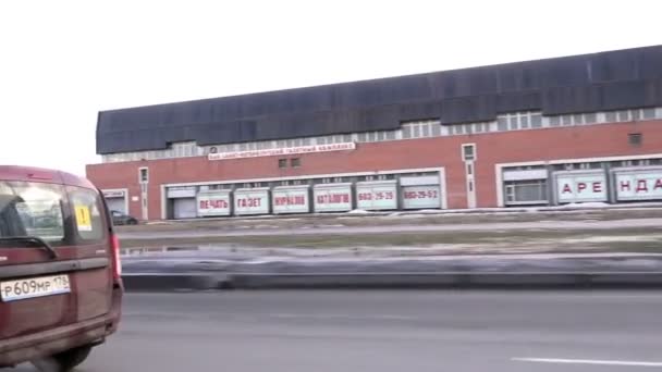 Rusia, San Petersburgo, Leninsky Prospekt, 22 de febrero de 2015 - La marca de coches rojos Lada se mueve por la avenida principal — Vídeos de Stock