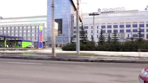 Rusya, Saint-Petersburg, Leninsky Prospekt, 22 Şubat 2015 - araba yetişme manevralar yolun sağında — Stok video