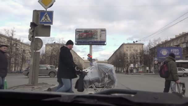 Rusko, Petrohrad, Leninsky Prospekt, 22 února 2015 - pohled na křižovatce Lenin Avenue a na ulicích Varšavy — Stock video