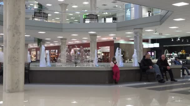 Россия, Санкт-Петербург, ав. Варшавская, 3 февраля 2015 г. - Девушка восхищается фонтаном в большом бизнес-центре — стоковое видео