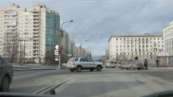 Ρωσία, Αγία Πετρούπολη, ul. Βαρσοβία, 22 Φεβρουαρίου 2015 - αυτοκίνητα στο σταυροδρόμι που περνούν τους πεζούς — Αρχείο Βίντεο