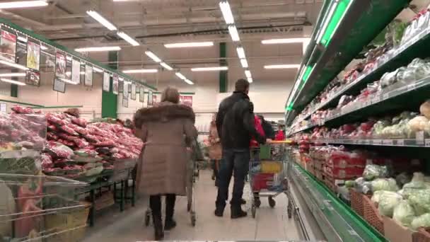Россия, Санкт-Петербург, супермаркет O 'Kay, 22 февраля 2015 - люди покупают продукты питания в крупных гипермаркетах — стоковое видео