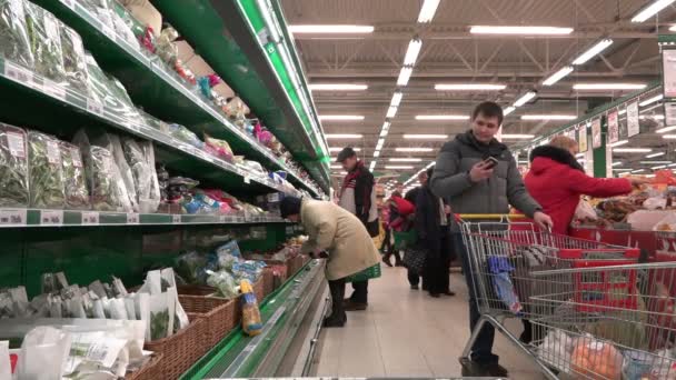 Russia, Saint-Petersburg, supermarket O 'Kay, 22 February 2015 - People ask the price of the goods on the shelves in a supermarket — стоковое видео
