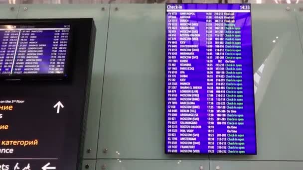 Rusko, Petrohrad, letiště Pulkovo, 3 březen 2015 - elektronické zobrazení registrace letů na letišti — Stock video