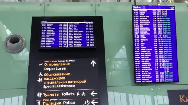 Rusya, Saint-Petersburg Pulkovo Havalimanı, 3 Mart 2015 - elektronik göstermek Havaalanı işaretçisi hareketi ve kayıt süresi — Stok video