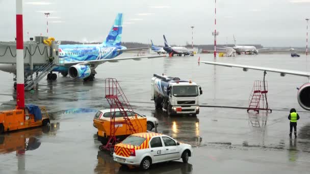 Rússia, São Petersburgo, 3 de março de 2015 - Aeroporto de Pulkovo em São Petersburgo, em clima chuvoso e nublado — Vídeo de Stock