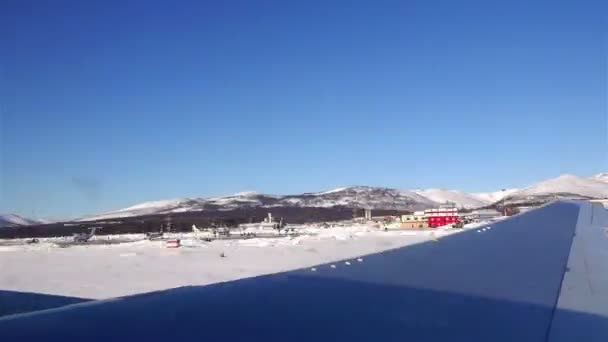 Russland, Magadan, 6. März 2015 - Schnellschuss von der Landebahn, um eine sichere Flughöhe am Himmel zu erreichen — Stockvideo