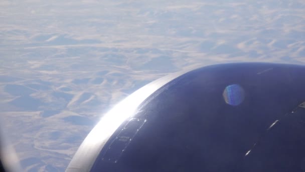 Россия, рейс из Магадана в Москву, 6 марта 2015 г. - Горные холмы и холмы с высотой самолета через окно — стоковое видео