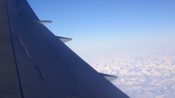 Vista dal finestrino di un aereo sul retro dell'ala e del terreno. Suono. 4K — Video Stock