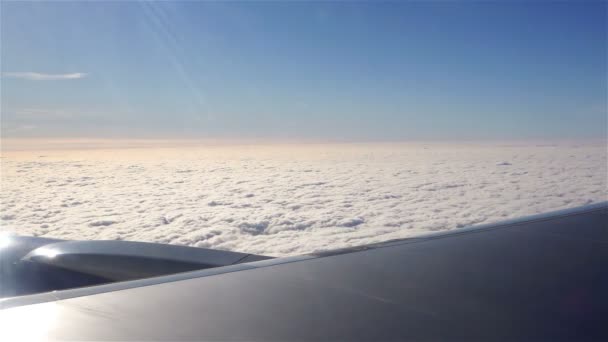 Voando sobre nuvens brancas ar suave essencial à primeira luz — Vídeo de Stock