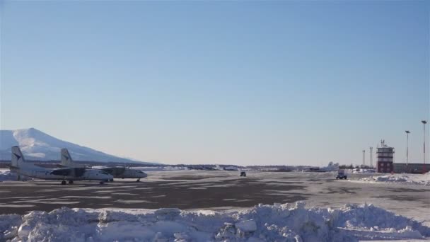 Ryssland, Magadan, 6 mars 2015 - flygplatsen Sokol Magadan regionen i fjärran öster om den ryska vintern — Stockvideo