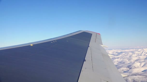 Roll the plane and turn the right wing during the flight at an altitude of — Stock Video