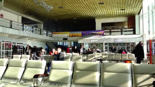 Ρωσία, Μάγκανταν, 6 Μαρτίου 2015 - οι άνθρωποι είναι στην αίθουσα αναμονής στο αεροδρόμιο Sokol Μαγκαντάν περιοχή — Αρχείο Βίντεο