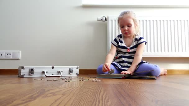 Overdag een meisje houdt zich bezig met zijn favoriete hobby in een bedrijf aan huis — Stockvideo