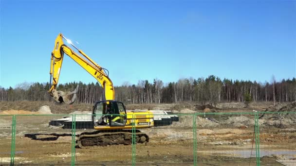 Rusland, Peterhof, 11 April, 2015 - trekker ritten op de tracks in de buurt van de bouw gebied bouw — Stockvideo