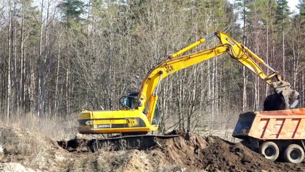 Rusia, Peterhof, 11 April 2015 Ekskavator kuning ember dengan kapal di truk kotak pasir — Stok Video