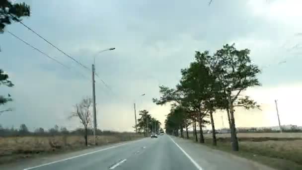러시아, Peterhof, 2015 년 5 월 3 일-도시 외곽 고속도로에서 차로 여행. 속도 영화 모드 — 비디오