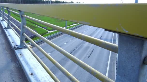 Rusia, Peterhof, 03 de mayo de 2015 - vista desde el puente en la carretera, y los coches que vienen en el día — Vídeos de Stock