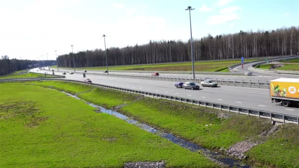 Rusia, Peterhof, 03 de mayo de 2015 - camiones y coches se mueven a lo largo de la carretera en el desarrollo de la carretera de circunvalación de alta velocidad — Vídeos de Stock