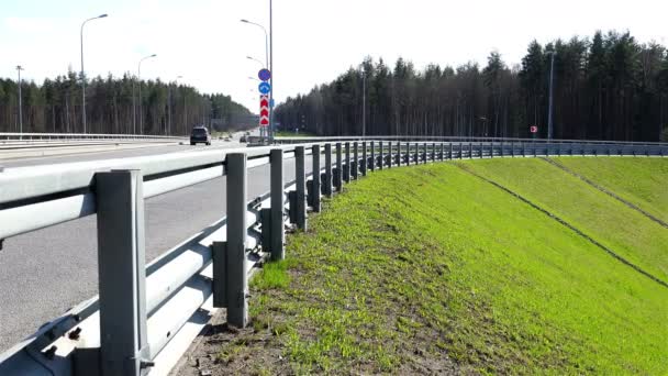 Rusland, Peterhof, 03 mei 2015 - auto's verplaatsen langs de snelweg langs de verkeersborden junction — Stockvideo