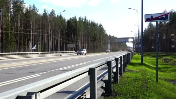 Russia, Peterhof, 03 maggio 2015 - auto che attraversano i limiti della città sotto un cartello stradale — Video Stock