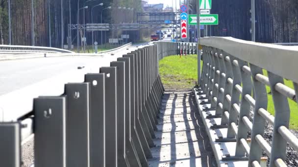 Vista para a distância na estrada com a ponte rodoviária — Vídeo de Stock