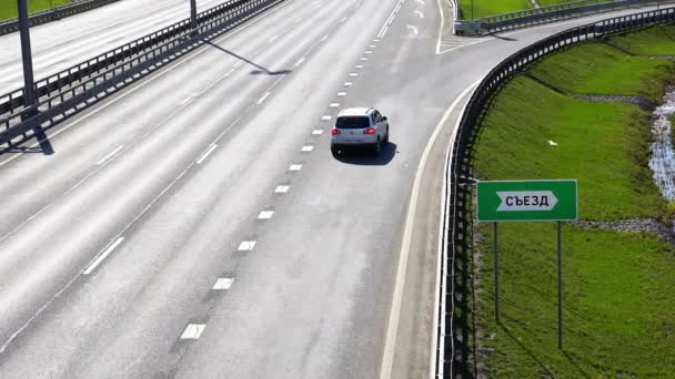 Rusland, Peterhof, 03 mei 2015 - voertuigen gaat omlaag naar rechts rijden op de snelweg voor zijn rijbaan — Stockvideo