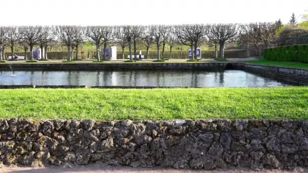 Rusia, Peterhof, 10 de mayo de 2015 - vista de la zona ciega de piedra de hierba cortada Fountain Park y árboles cortados — Vídeos de Stock