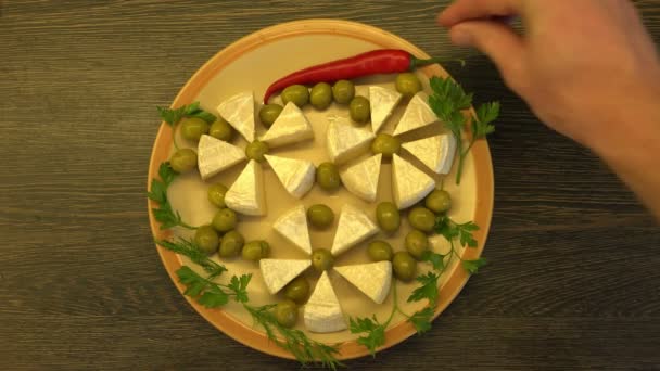 Tenni egy tányérra egy snack a zöld és piros chili — Stock videók