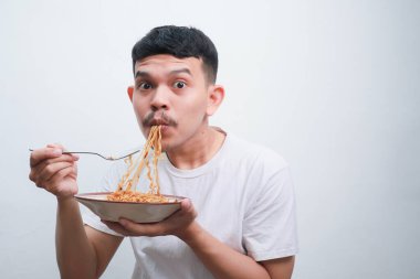 Bir adam komik bir anda erişte yerken yakalanır..