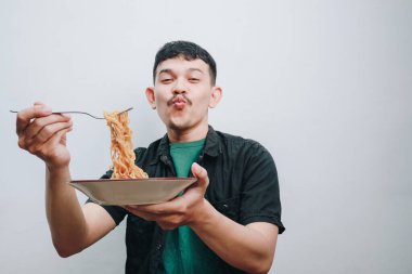 Bir adam bir tabak erişteden zevk alır, basit bir yemeğin keyfini çıkarır..